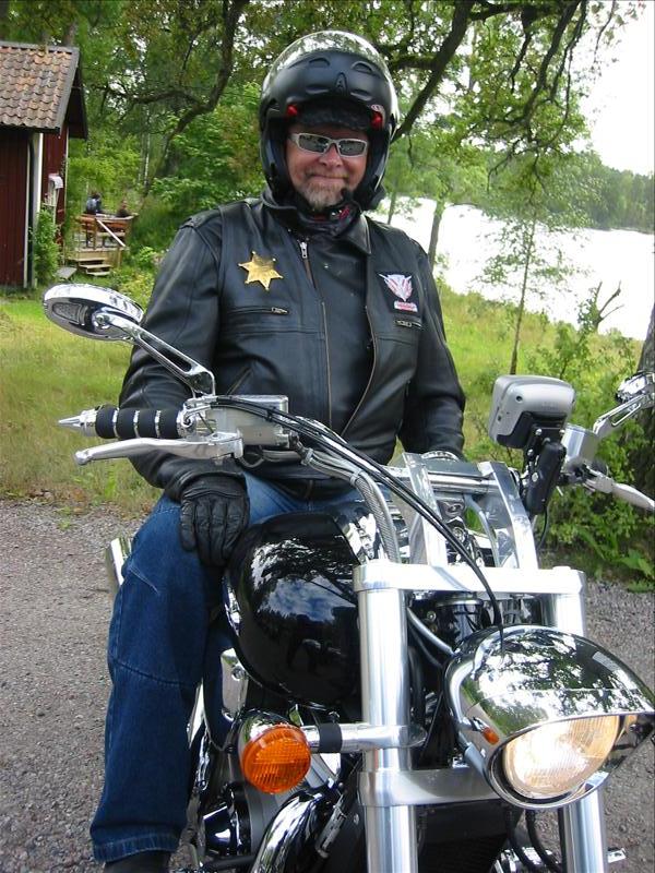 FrÃ¥n: 	XY 	(ons 17 sep 2008 14.54.29)
Ser ocksÃ¥ ut som trevlig MC-kille...om han bara tog av sig masken..
