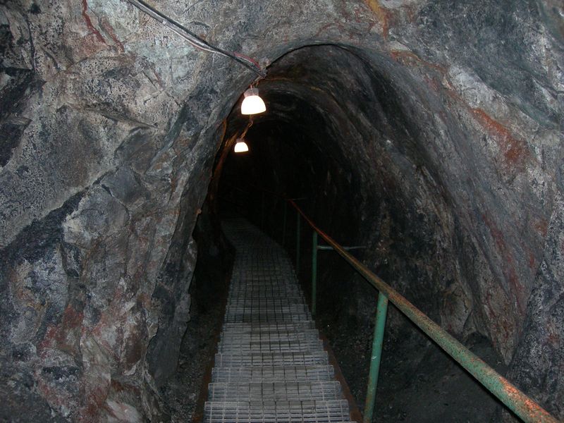 HÃ¥let mot underjorden (gammal rÃ¶kgÃ¥ng) 

