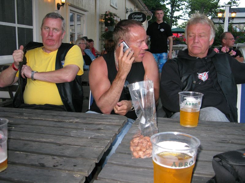 FrÃ¥n: 	Geronimo 	(tis 29 jul 2008 13.21.54)
Tony B.?

FrÃ¥n: 	XY 	(tis 29 jul 2008 14.47.46)
NÃ¤, en pÃ¥se med mandel..

FrÃ¥n: 	arnjad 	(fre 29 aug 2008 19.08.41)
Oops se dÃ¤r lÃ¤ngst till hÃ¶ger Ã¤r jag Ã¥ frugans bruna hÃ¥rsvall syns bakom mannen med mobilen, sÃ¥Ã¥ nÃ¤Ã¤ra / arnjad

