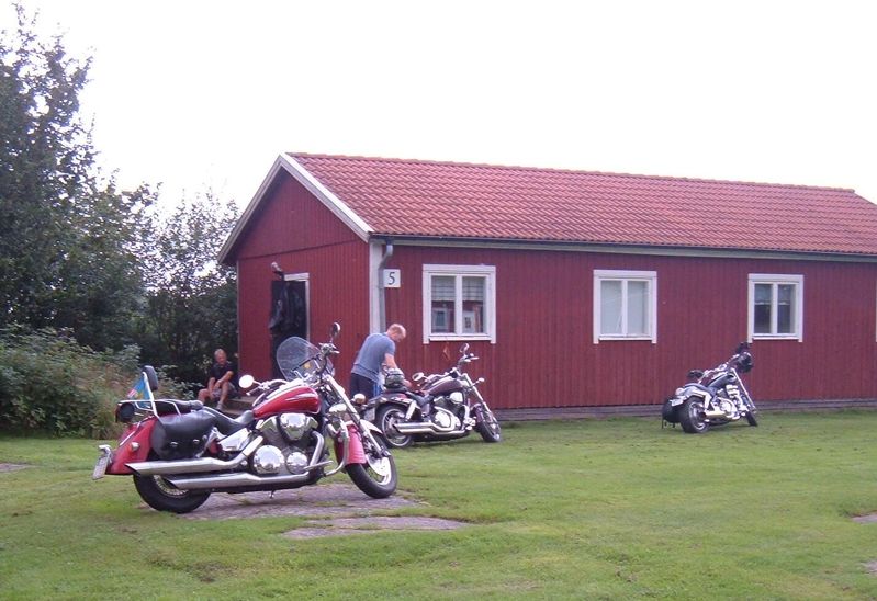 FrÃ¥n: 	Schassen 	(sÃ¶n 28 aug 2011 18.18.42)
Stugan, vÃ¥ra hojar pÃ¥ Ã…lleberg, FalkÃ¶ping 27 augusti 2011. Medverkande denna gÃ¥ng: Mattin, birdie och Schassen. Hoppas det blir fler nÃ¤sta gÃ¥ng. Tack Mattin och birdie att ni ville hÃ¤nga med och fÃ¶r en trevlig Ã¶vernattningsresa. //Schassen
