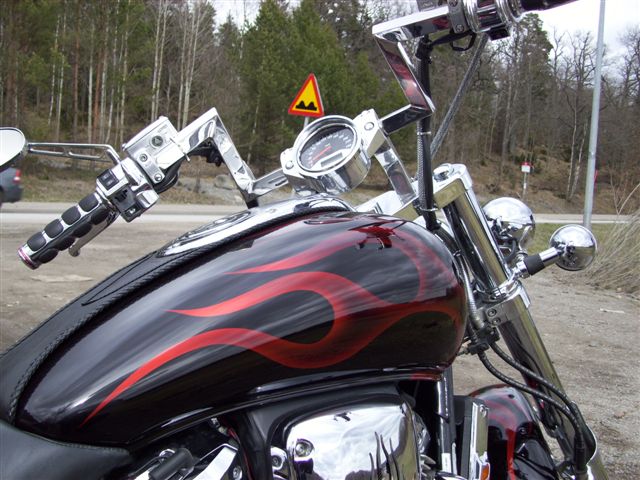 Kanske lite fÃ¶r mycket flammor, men det gÃ¥r ju att mÃ¥la om !
FrÃ¥n: 	Dosan 	(sÃ¶n 18 apr 2010 17.35.32)
Hur fick du fast skylten pÃ¥ hastighetsmÃ¤tarn ?

FrÃ¥n: 	Alba 	(sÃ¶n 18 apr 2010 19.04.19)
Lika enkelt som rÃ¶ret pÃ¥ hÃ¶gra blinkersen "Super lim :)"

FrÃ¥n: 	TB 	(tis 20 apr 2010 20.56.00)
Snyggt ALBA en till som gÃ¥r mot svart

FrÃ¥n: 	XY 	(tis 20 apr 2010 23.37.00)
LÃ¤ckÃ¶rt!

FrÃ¥n: 	88:an 	(lÃ¶r 29 maj 2010 20.41.45)
GÃ¶rfrÃ¤ckt Ã¤ndÃ¥ fÃ¶r att ha en svart grund

