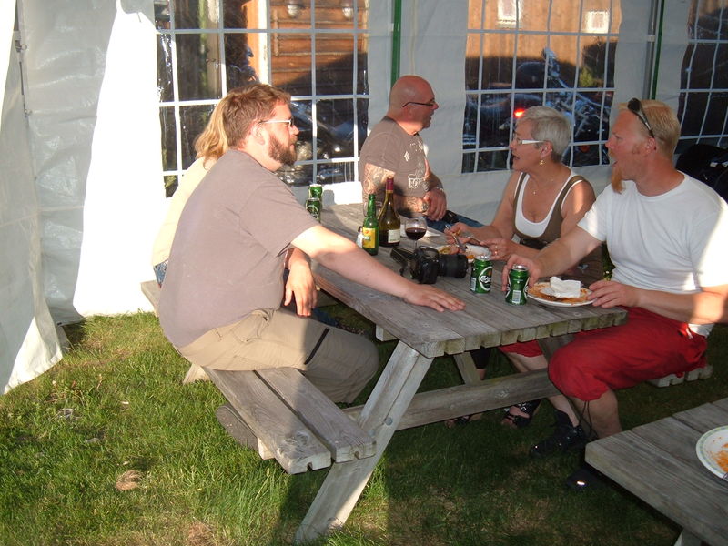 05_3_juni_2011_Middag_2_hela_grisar_grillades_16_.JPG