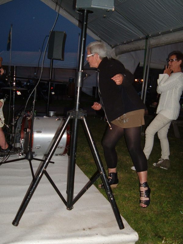 05_3_juni_2011_Middag_2_hela_grisar_grillades_66_.JPG