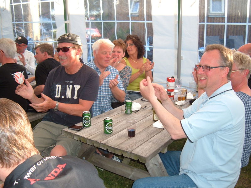 05_3_juni_2011_Middag_2_hela_grisar_grillades_24_.JPG