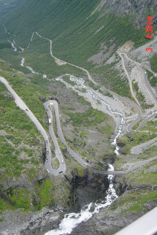 Vy uppifrÃ¥n, Trollstigen 
FrÃ¥n: 	Schassen 	(mÃ¥n 19 sep 2011 23.43.28)
Ser ut som jag fÃ¶rvÃ¤ntar mig vÃ¤gen mellan Winkelern och Grosslockner i Ã–sterrike skall se ut, den resan ser jag fram emot.
