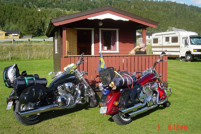 FÃ¶rsta hytten 2 mil norr Lillehammer 
FrÃ¥n: 	Snake 	(tor 1 okt 2009 23.15.11)
Hur f-n fick ni in cyklarna i den hytten?

FrÃ¥n: 	Martin 	(fre 2 okt 2009 18.02.51)
Med de tre V:na, vÃ¥ld, vilja och vaselin och Moberg pÃ¥ verandan, utan sovepÃ¥se.
