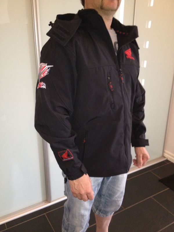 Honda Softshell med VTX brodyr
Honda original jacka softshell (honda tar 895:- fÃ¶r dom)
vi har kommit Ã¶ver ett konkurslager 
tyvÃ¤rr har det visat sig att vissa dragkedjor krÃ¥nglar 
dÃ¤r av sÃ¤ljes dessa till sjÃ¤lvkostnads pris inkl.frakt 400:-
(inga reklamationer godtages)
