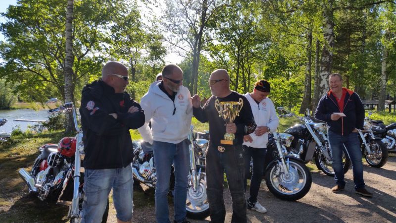 TÃ¥ngan Ã¤r vinnare av bucklan 2017! :-)
1: TÃ¥ngan (grÃ¶n hoj)
2: KrÃ¥mboy (max chrome)
3: Crane (rÃ¶d 1300)

Fotograf: Sissel
Nyckelord: Ã¥rstrÃ¤ff2017