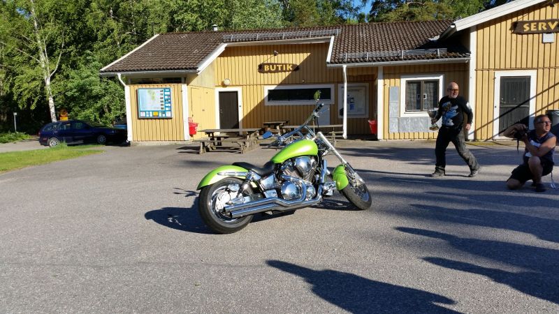 TÃ¥ngan Ã¤r vinnare av bucklan 2017! :-)
1: TÃ¥ngan (grÃ¶n hoj)
2: KrÃ¥mboy (max chrome)
3: Crane (rÃ¶d 1300)

Fotograf: Sissel
Nyckelord: Ã¥rstrÃ¤ff2017