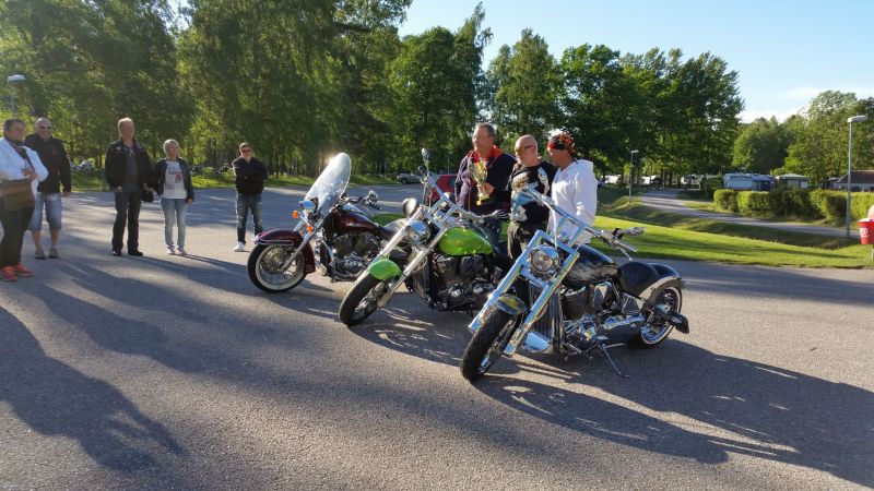 TÃ¥ngan Ã¤r vinnare av bucklan 2017! :-)
1: TÃ¥ngan (grÃ¶n hoj)
2: KrÃ¥mboy (max chrome)
3: Crane (rÃ¶d 1300)

Fotograf: Sissel
Nyckelord: Ã¥rstrÃ¤ff2017