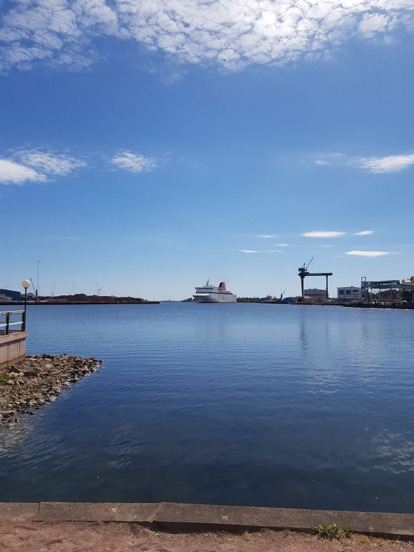 PÃ¥ Badholmen - Oskarshamn
HÃ¤r kommer fÃ¤rjan!
Fotograf: Sissel
Nyckelord: Ã¥rstrÃ¤ff2018