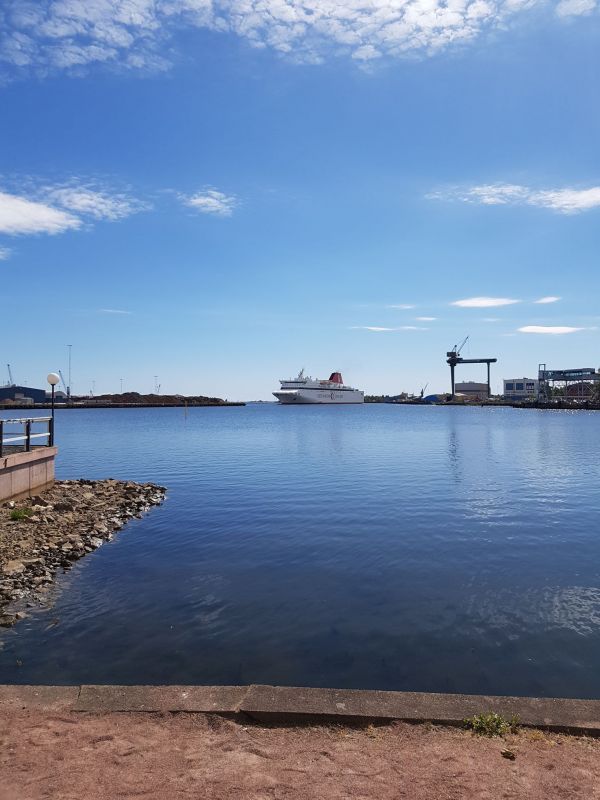 PÃ¥ Badholmen - Oskarshamn
HÃ¤r kommer fÃ¤rjan!
Fotograf: Sissel
Nyckelord: Ã¥rstrÃ¤ff2018