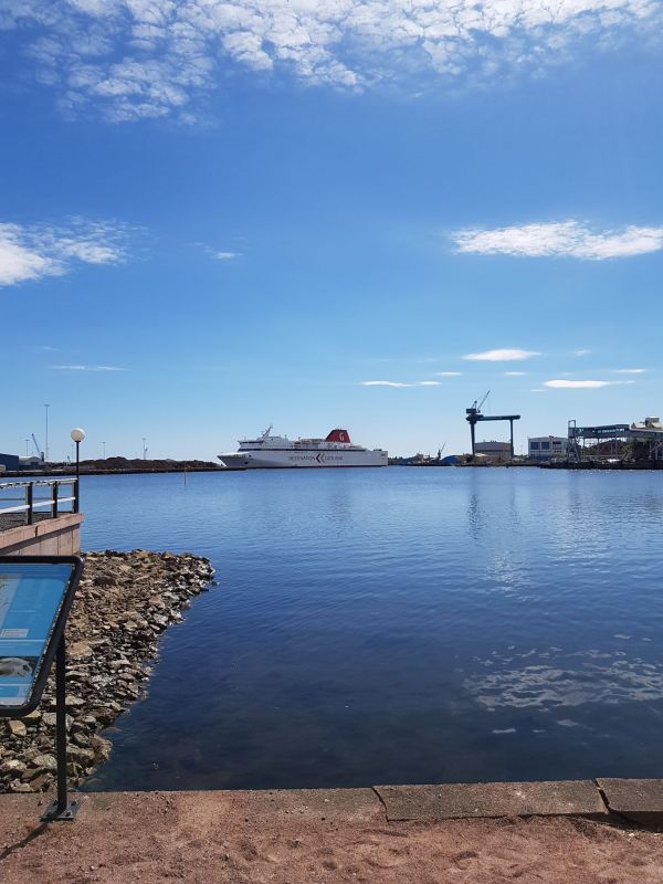 PÃ¥ Badholmen - Oskarshamn
HÃ¤r kommer fÃ¤rjan!
Fotograf: Sissel
Nyckelord: Ã¥rstrÃ¤ff2018