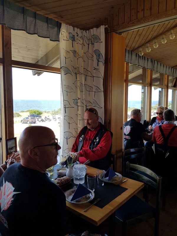 Lunch pÃ¥ Hoburg
Fotograf: Sissel
Nyckelord: Ã¥rstrÃ¤ff2018