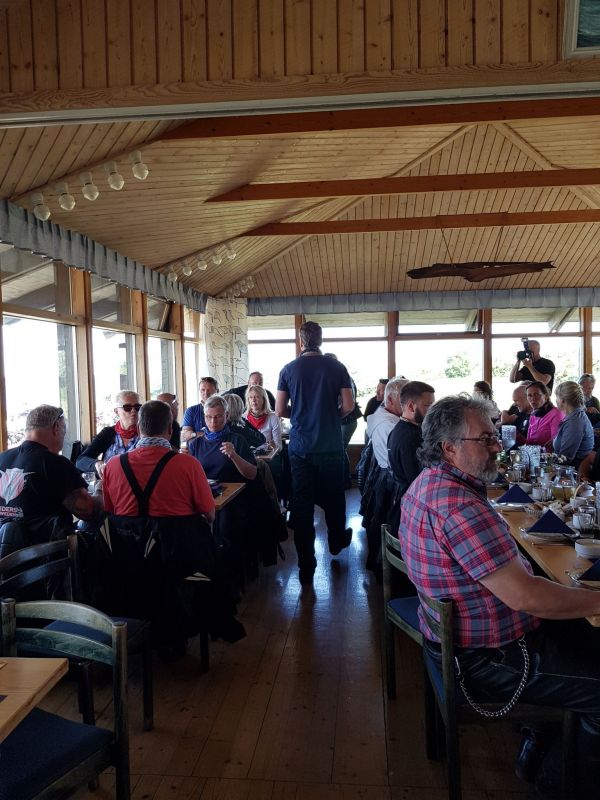 Lunch pÃ¥ Hoburg
Fotograf: Sissel
Nyckelord: Ã¥rstrÃ¤ff2018