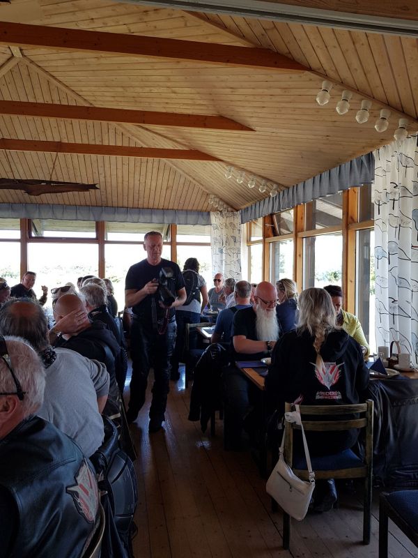 Lunch pÃ¥ Hoburg
Fotograf: Sissel
Nyckelord: Ã¥rstrÃ¤ff2018