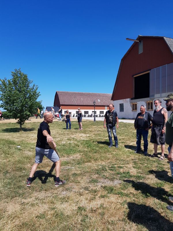 PÃ¥ Tjauls GÃ¥rd - StÃ¥ngstrÃ¶rtning
Fotograf: Sissel
Nyckelord: Ã¥rstrÃ¤ff2018
