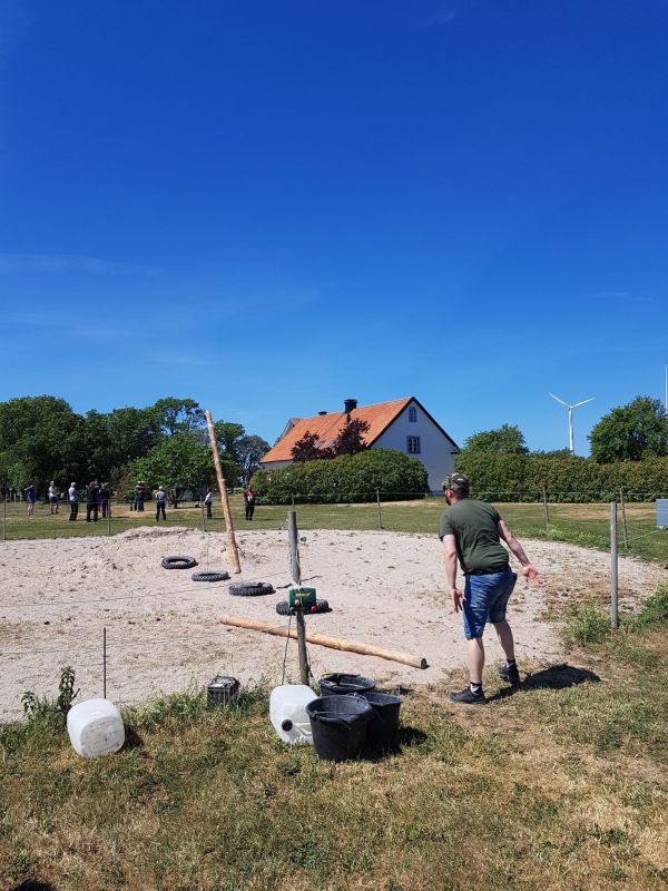 PÃ¥ Tjauls GÃ¥rd - StÃ¥ngstrÃ¶rtning
Fotograf: Sissel
Nyckelord: Ã¥rstrÃ¤ff2018