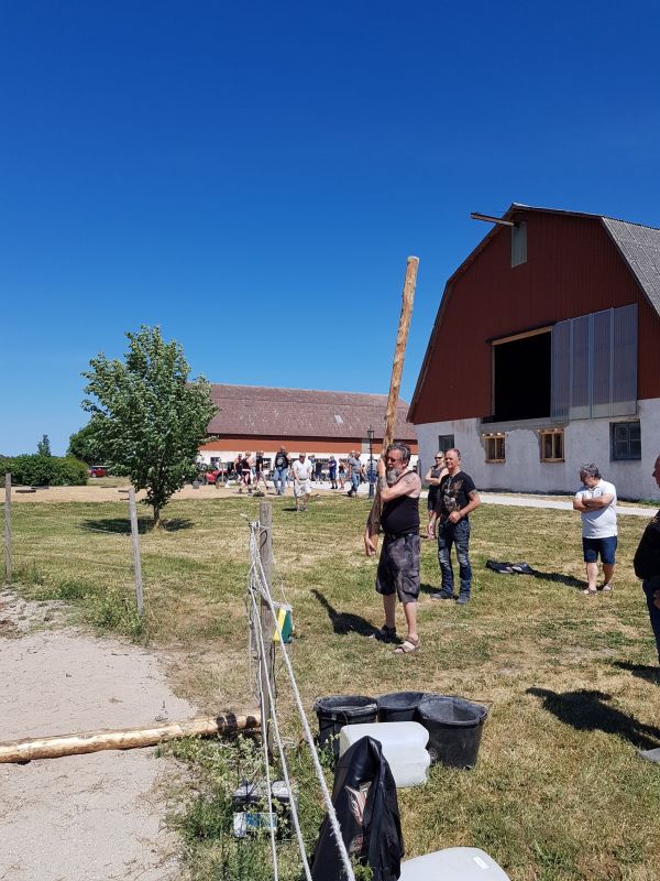 PÃ¥ Tjauls GÃ¥rd - StÃ¥ngstrÃ¶rtning
Fotograf: Sissel
Nyckelord: Ã¥rstrÃ¤ff2018