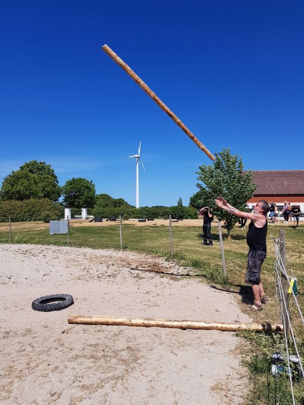 PÃ¥ Tjauls GÃ¥rd - StÃ¥ngstÃ¶rtning
Fotograf: Sissel
Nyckelord: Ã¥rstrÃ¤ff2018