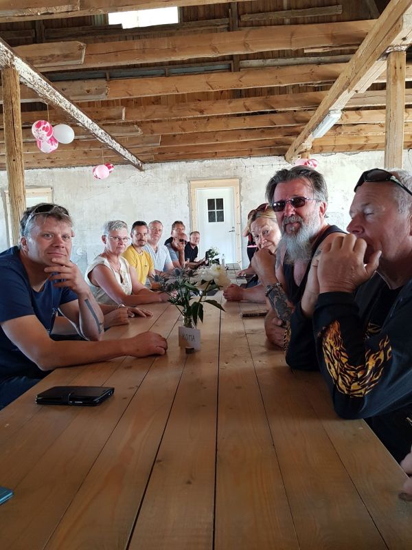 PÃ¥ Tjauls GÃ¥rd
LÃ¥ngbord med hembakat brÃ¶d och historier frÃ¥n en galen Paris-Dakar Ã¥kare... :-p 
Fotograf: Sissel
Nyckelord: Ã¥rstrÃ¤ff2018