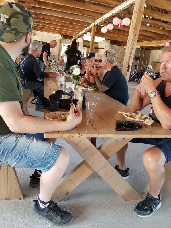 PÃ¥ Tjauls GÃ¥rd
LÃ¥ngbord med hembakat brÃ¶d och historier frÃ¥n en galen Paris-Dakar Ã¥kare... :-p 
Fotograf: Sissel
Nyckelord: Ã¥rstrÃ¤ff2018