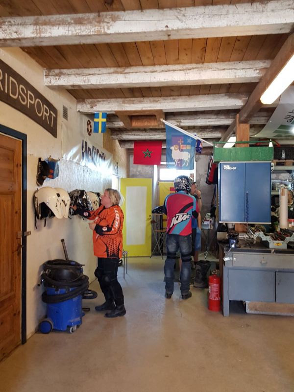 PÃ¥ Tjauls GÃ¥rd - Endurohoj
Fotograf: Sissel
Nyckelord: Ã¥rstrÃ¤ff2018