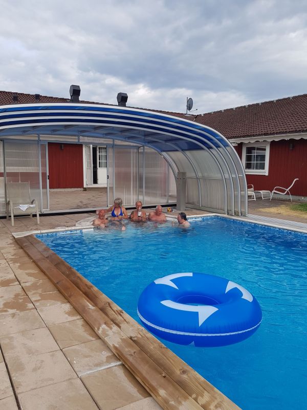 Hemresa
Ã–vernattning i Vrigstad. Hotellet Ã¤r tomt?.. Men stora lyxiga rum har vi fÃ¥tt. Ã–ppnar balkongdÃ¶rren, och dÃ¤r har vi en varm skÃ¶n pool helt fÃ¶r oss sjÃ¤lva!! :-D
Efter att ha suttit i skinnklÃ¤der i 30 grader hela dagen var det alldeles fantastiskt skÃ¶nt! -och medelÃ¥ldern sjÃ¶nk genast med 40 Ã¥r.... :-p hi-hi-hi... 
Foto: Sissel o Orre
Nyckelord: Ã¥rstrÃ¤ff2018