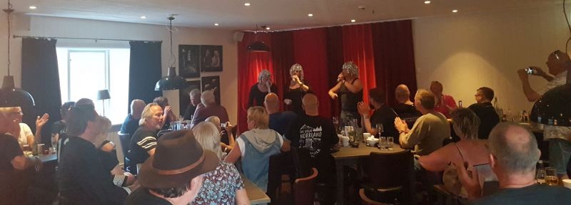 UnderhÃ¥llning! :-)
Foto: Sissel
Nyckelord: Ã¥rstrÃ¤ff2019